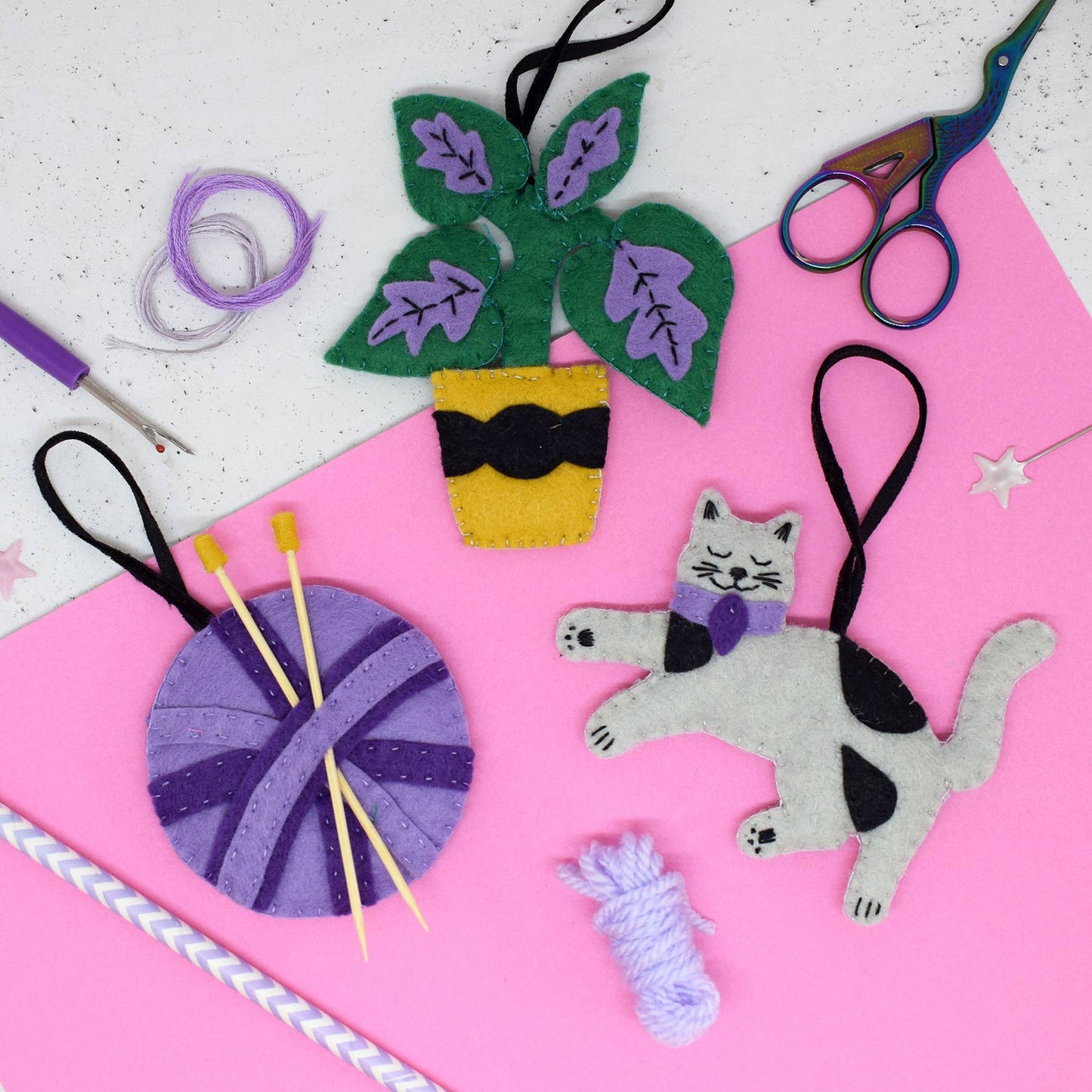 The crafty cat set contains all the accessories